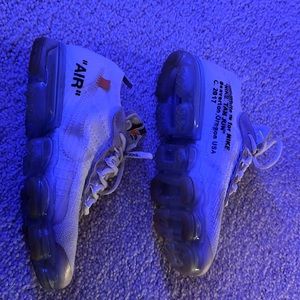 I’m selling off white sport wear shoe, used and there’s no soul inside this shoe